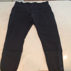 Lululemon Size 12 Black Crops
